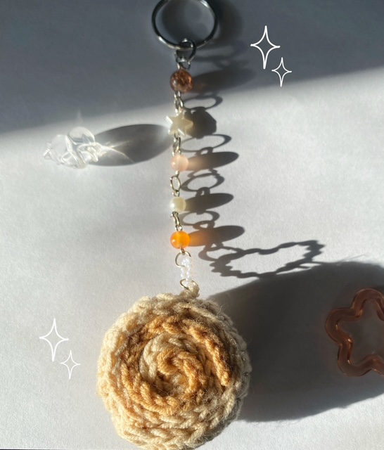 Cinnamon roll crochet keychain